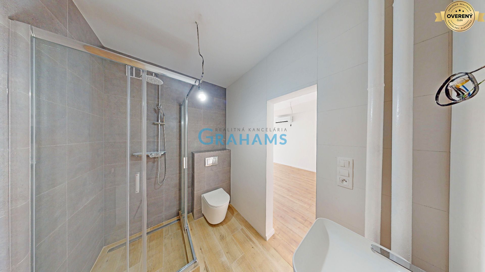 Renovated 1-Bedroom Apartment with Loggia, Air Conditioning, Vazovova