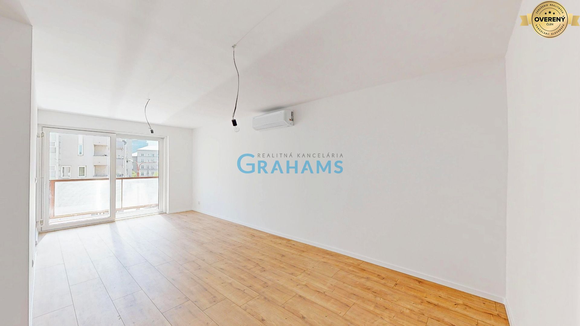 Renovated 1-Bedroom Apartment with Loggia, Air Conditioning, Vazovova