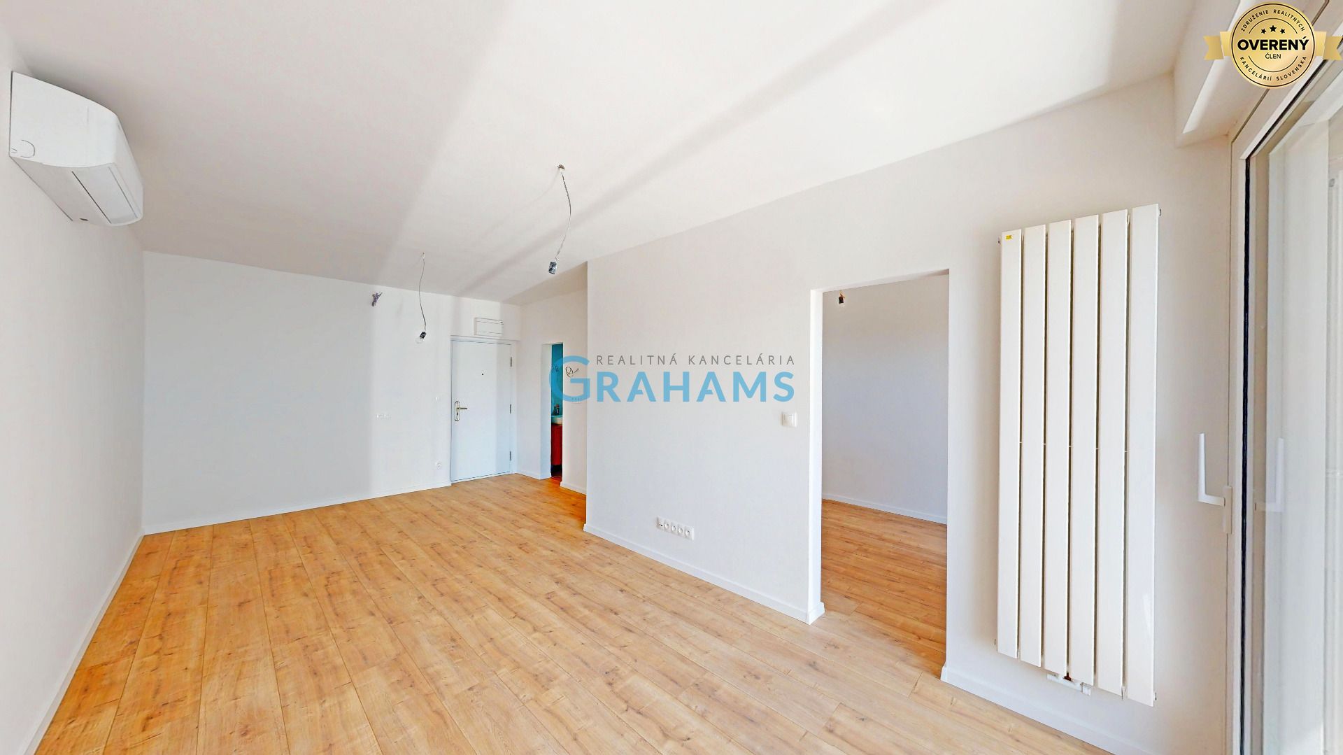 Renovated 1-Bedroom Apartment with Loggia, Air Conditioning, Vazovova
