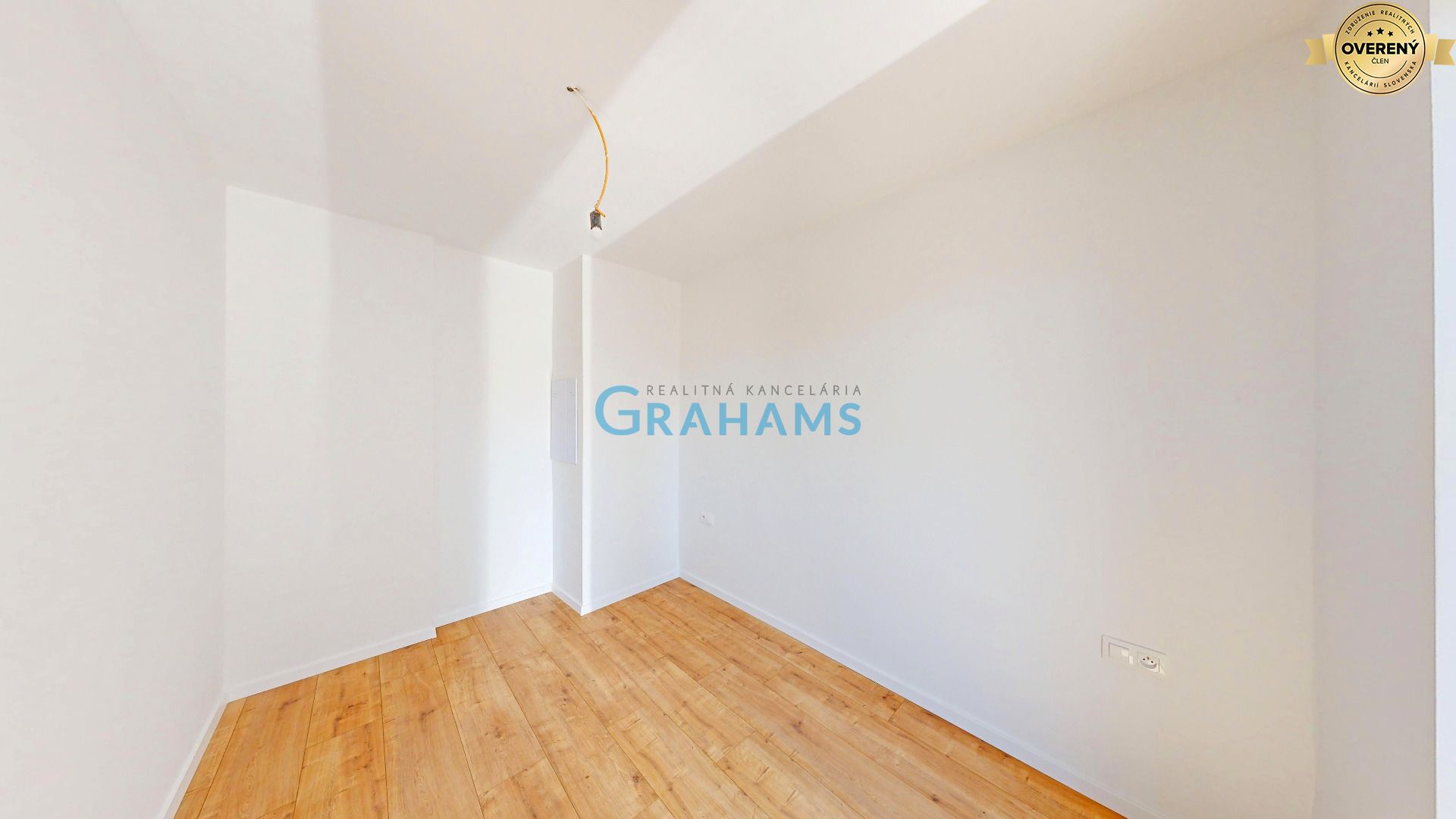 Renovated 1-Bedroom Apartment with Loggia, Air Conditioning, Vazovova
