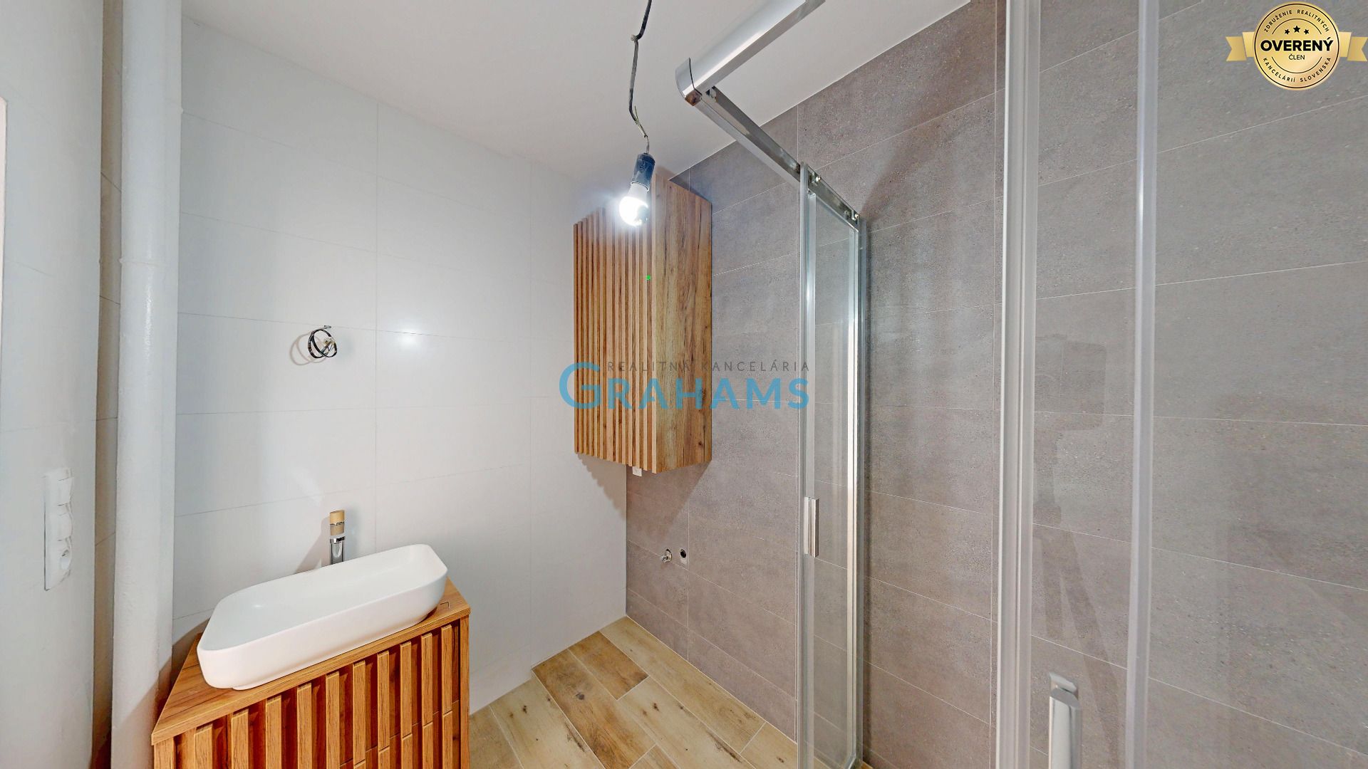 Renovated 1-Bedroom Apartment with Loggia, Air Conditioning, Vazovova