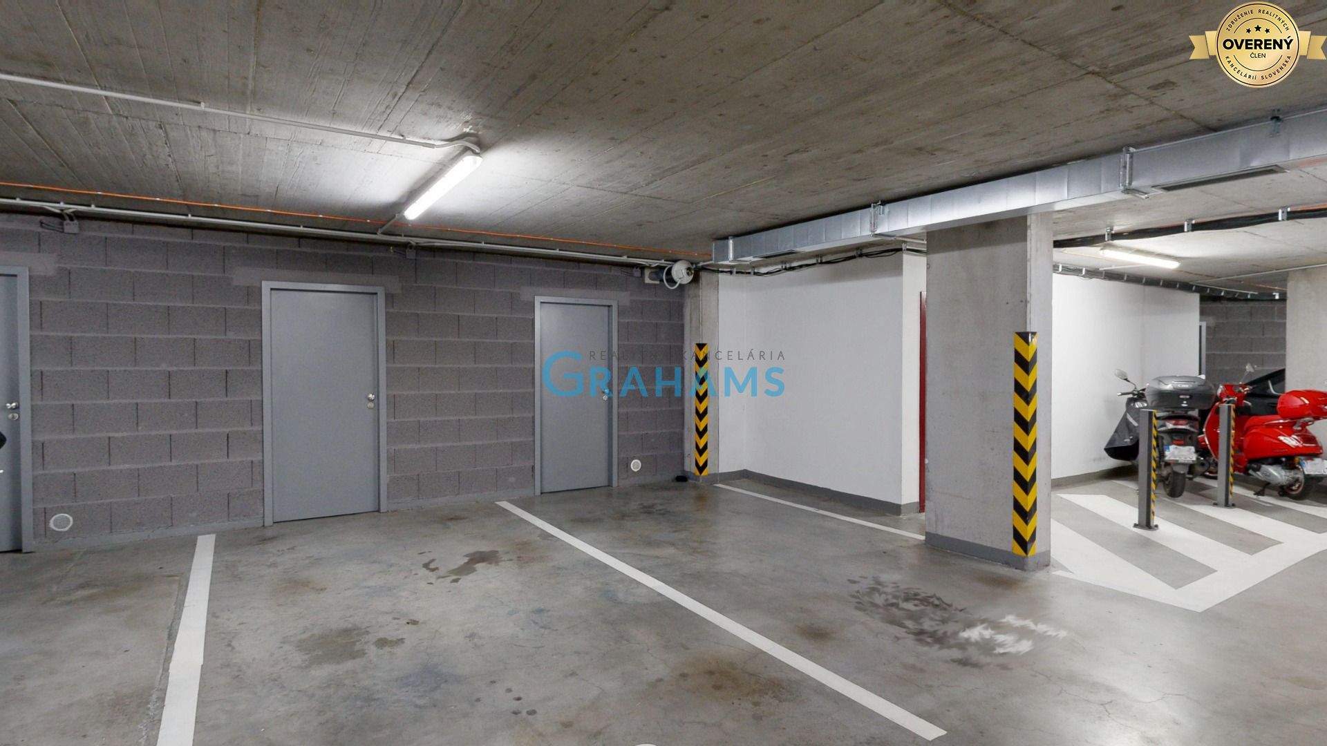 Modern 2-Bedroom Apartment with Terrace, Garden & Private Parking