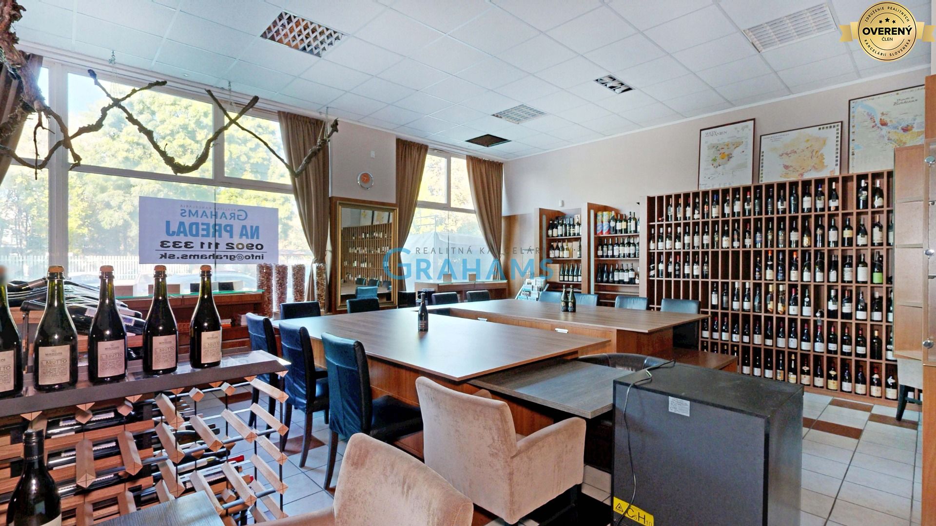 Air-conditioned commercial space – showroom or clinic, street entrance