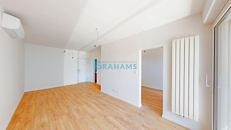 Renovated 1-Bedroom Apartment with Loggia, Air Conditioning, Vazovova 