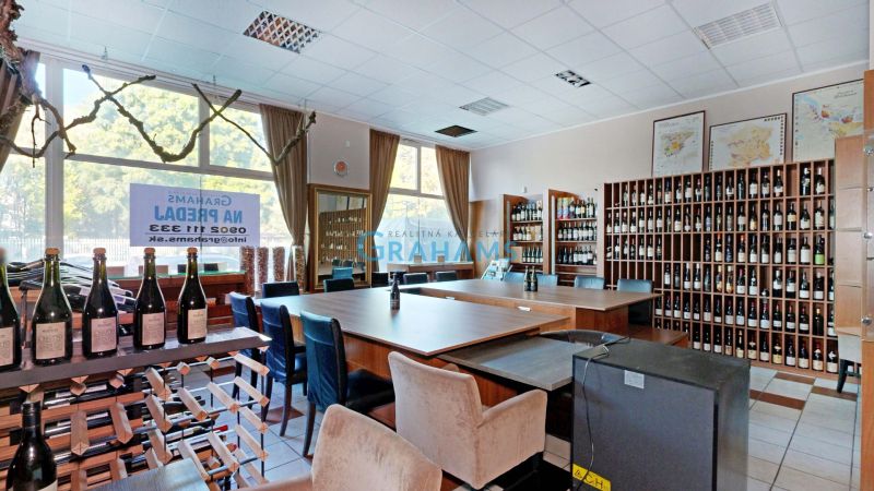Air-conditioned commercial space – showroom or clinic, street entrance