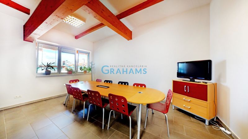 TOP address: Air-conditioned 28 m² office with facilities, Šustekova